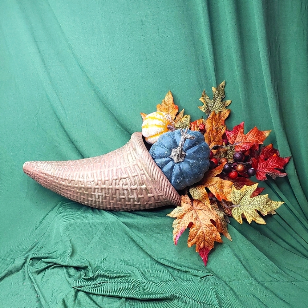 Cornucopia vase/container